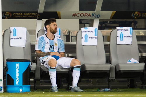 決意は本物か メッシ代表引退宣言でアルゼンチンは大騒ぎ 海外サッカー 集英社のスポーツ総合雑誌 スポルティーバ 公式サイト Web Sportiva