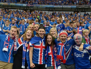 Euro珍事 敗者を気づかうアイスランドサポーターがいい人すぎる 海外サッカー 集英社のスポーツ総合雑誌 スポルティーバ 公式サイト Web Sportiva
