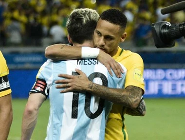 うなだれるメッシ ｗ杯南米予選 10番対決 はネイマールに軍配 海外サッカー 集英社のスポーツ総合雑誌 スポルティーバ 公式サイト Web Sportiva