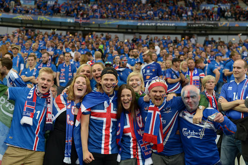 Euro珍事 敗者を気づかうアイスランドサポーターがいい人すぎる 海外サッカー 集英社のスポーツ総合雑誌 スポルティーバ 公式サイト Web Sportiva