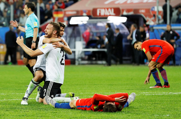 ホイッスルの瞬間、ドイツは歓喜し、チリはピッチに倒れ込んだ