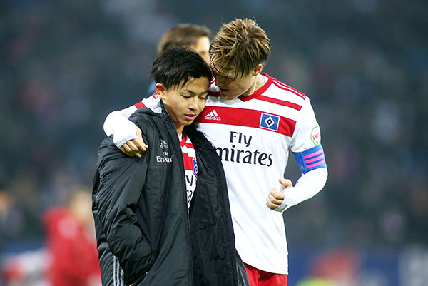 今季、HSVで１部デビューを果たした伊藤（左）とキャプテンの酒井（右）