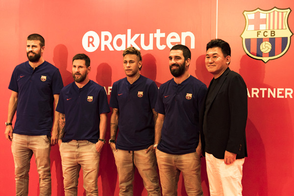 パートナー契約の記者会見のために来日したバルセロナの４選手と三木谷氏　photo by Tanaka Wataru