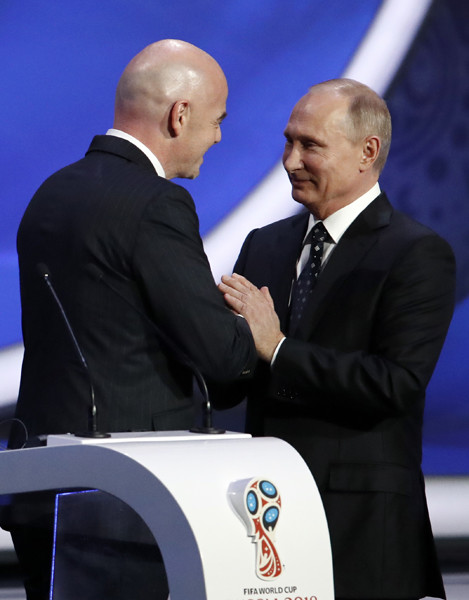Ｗ杯組み合わせ抽選会に出席したロシアのプーチン大統領（右）とインファンティノFIFA会長 photo by AP／AFLO