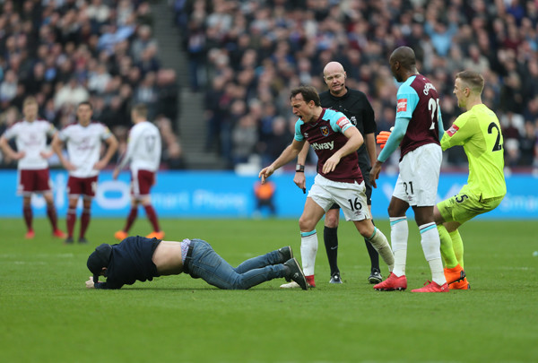 試合中にファンがピッチに乱入した、今年３月のバーンリー戦　photo by Getty Images