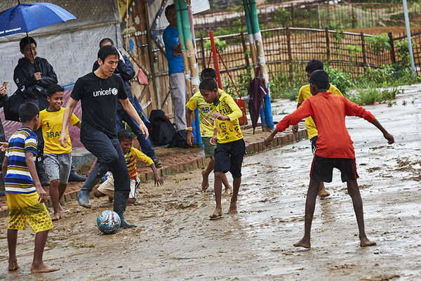  難民キャンプで子どもたちとサッカーに興じた長谷部誠。 日本ユニセフ協会 tetsuya.tsuji●写真