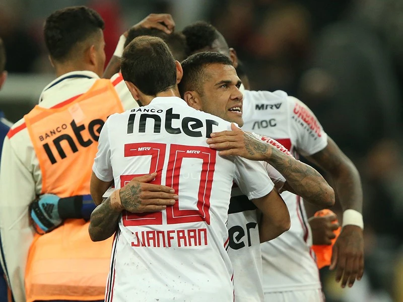 ダニ アウベスの帰還にブラジル中が熱狂 主将として ｗ杯を目指す 海外サッカー 集英社のスポーツ総合雑誌 スポルティーバ 公式サイト Web Sportiva