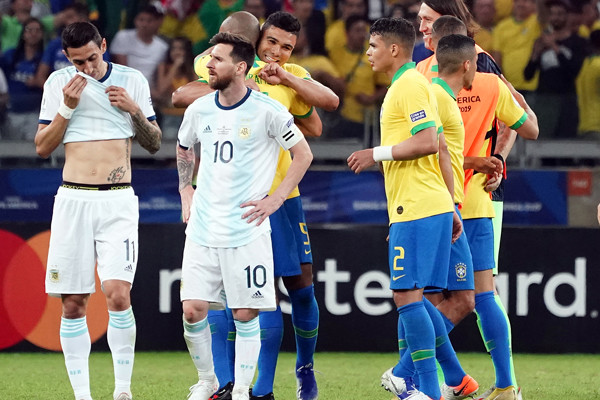 ブラジルを熱狂させたアルゼンチン戦 勝因は効率性とダニ アウベス 海外サッカー 集英社のスポーツ総合雑誌 スポルティーバ 公式サイト Web Sportiva