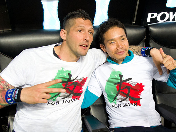 2011年４月、東日本大震災の復興支援マッチに出場したマテラッツィと長友 photo by Enrico Calderoni/アフロスポーツ