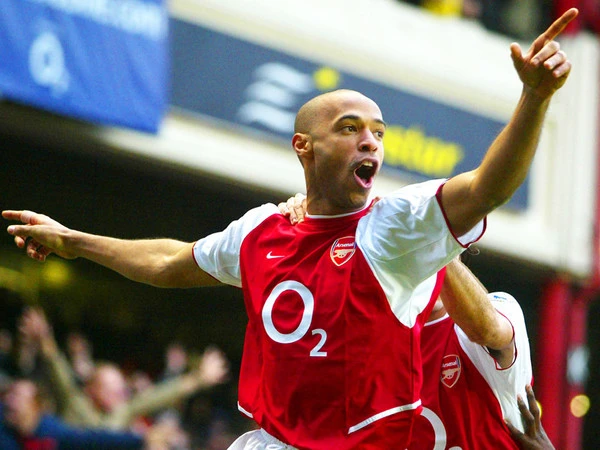 無敵チーム」で抜群の存在感。アンリはゴールを優雅に軽々と決めた