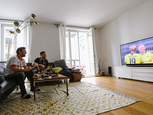 再開したブンデスの試合を居間でテレビ観戦中のベルリンのサッカーファン