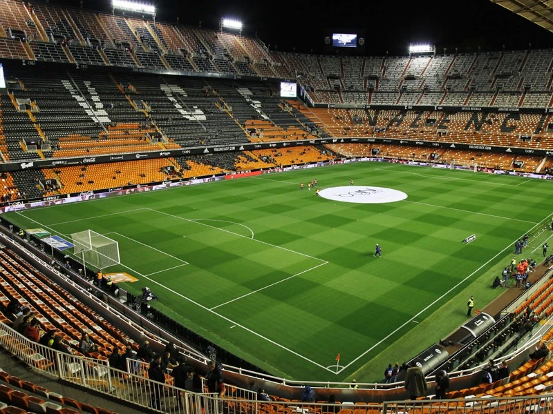 スペイン代表の名物男がバーを営む地で見た イラク戦争前夜のcl 海外サッカー 集英社のスポーツ総合雑誌 スポルティーバ 公式サイト Web Sportiva