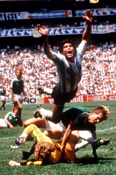 厳しいタックルを受け続けたディエゴ・マラドーナ。写真は1986年メキシコＷ杯決勝
