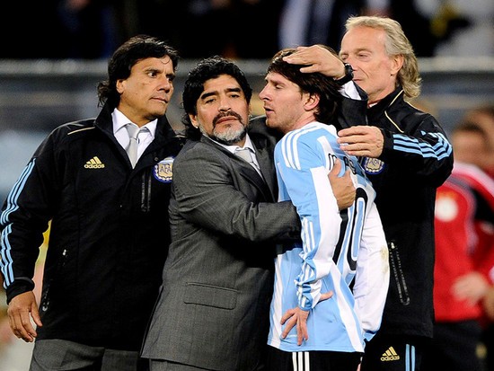 サッカー界屈指の名選手、マラドーナ（写真左から２番目）。南アフリカＷ杯ではアルゼンチン代表監督を務めたが...