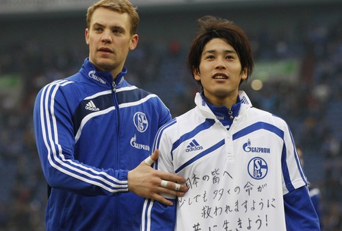 大震災直後、海外でプレーする日本人選手の多くが日本にメッセージを送った。写真は内田篤人 photo by AFLO