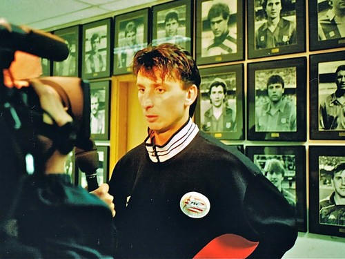 1996年のバルセロナ戦後、カンプノウで記者に囲まれるルク・ニリス（当時PSV） photo by Sugiyama Shigeki