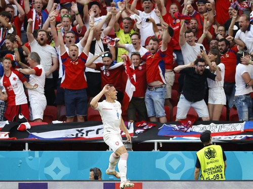 ユーロ決勝トーナメント１回戦で、大観衆の声援を受けて、強敵オランダを破ったチェコ