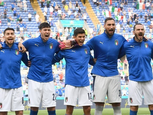 「全力国歌斉唱」のサッカーイタリア代表