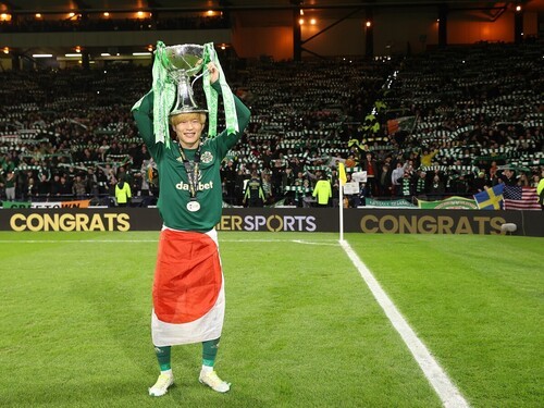 スコットランドのリーグカップ決勝で、優勝カップを掲げる古橋亨梧 photo by Getty Images