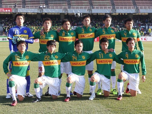 静岡学園高２年時に高校サッカー選手権に出場した旗手怜央（後列左から３番目）