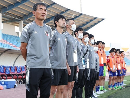 現在育成年代の日本代表コーチなどを務める廣山望氏（左から２人目）