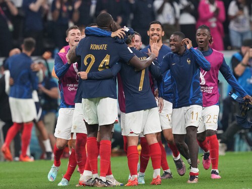 モロッコを２－０で下し、２大会連続でＷ杯決勝に進んだフランスの選手たち