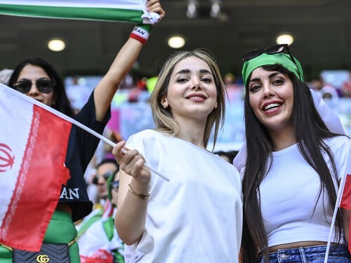 イランの国旗を手に応援する女性サポーターたち　photo by JMPA