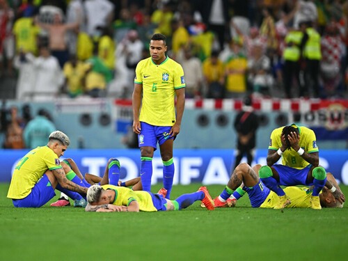 クロアチアに敗れて立ち上がれないでいたブラジルの選手たち photo by JMPA