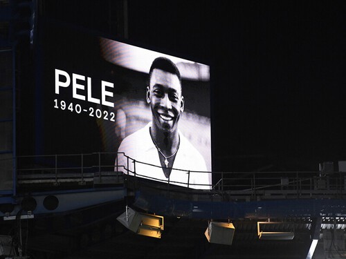 プレミアリーグをはじめ、世界各地でペレの追悼セレモニーが行なわれている photo by Reuters／AFLO