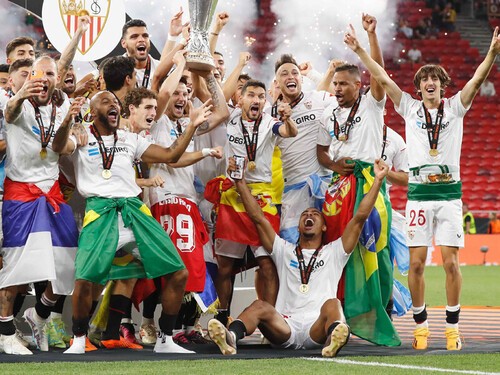 ローマを倒してヨーロッパリーグ優勝を果たし、歓喜するセビージャの選手たち