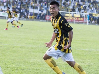 アルミランテ・ブラウン（当時３部）ではデビュー戦でゴールを決めた
