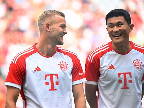 ナポリからバイエルンに移籍した韓国代表のキム・ミンジェ（右）とマタイス・デ・リフト