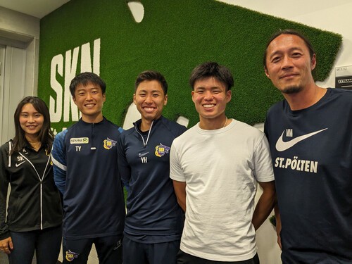 オーストリアのザンクト・ペルテンに所属する二田理央（右から２番目）とクラブの日本人スタッフ。photo by Asada Masaki