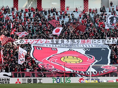 浦和レッズの熱狂的なファンが集まる埼玉スタジアムのゴール裏 photo by Yamazoe Toshio