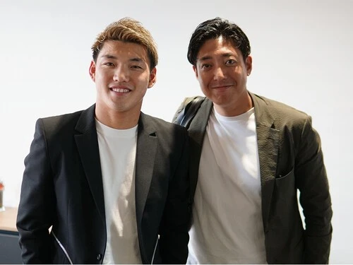 株式会社イレブン・プラスの杉本啓氏（右）と堂安律（左）　Photo by Eleven Management Inc.