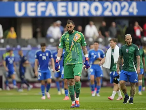 スイスに敗れて呆然とするイタリア代表の選手たち AP／AFLO