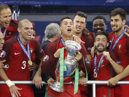 開催国フランスを破ってEURO2016で初優勝を飾ったポルトガルの選手たち photo by AP／AFLO