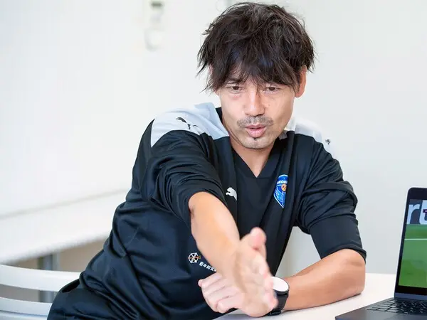 身振り手振りを交えて三笘薫のドリブルを語る松井大輔　photo by Sano Miki