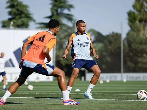 練習でジュード・ベリンガムらと汗を流すキリアン・エムバペ photo by Pedro Castillo/Real Madrid via Getty Images