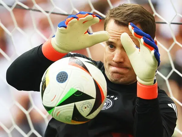 元日本代表GK南雄太が「世界の超一流GK」を分析する ドイツ代表ノイアーの常識を超えたビッグセーブに衝撃 | web Sportiva  (スポルティーバ)