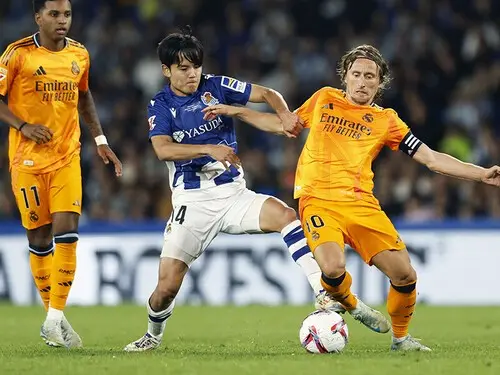 ルカ・モドリッチと競り合う久保建英