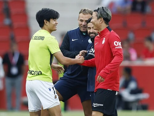 試合前に握手を交わす久保建英と浅野拓磨