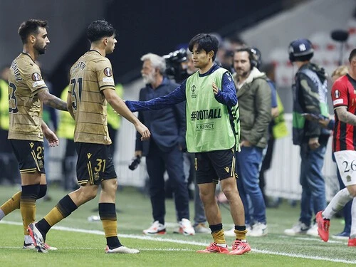 前半終了後、出場していたメンバーを出迎える久保建英