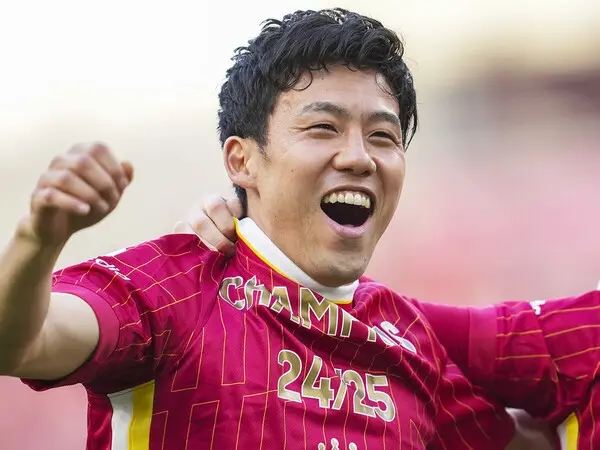 満面の笑みで優勝を喜ぶ遠藤航　photo by AFLO