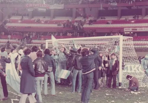 1978年アルゼンチンＷ杯決勝のチケットと、決勝戦終了後にピッチに下りて喜びを爆発させるアルゼンチンの人々（画像は後藤氏提供）