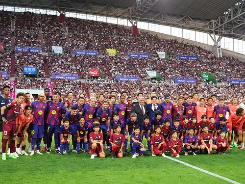 ヴィッセル神戸戦を前に記念写真に収まったバルセロナの選手たち photo by Naoki Morita/AFLO SPORT