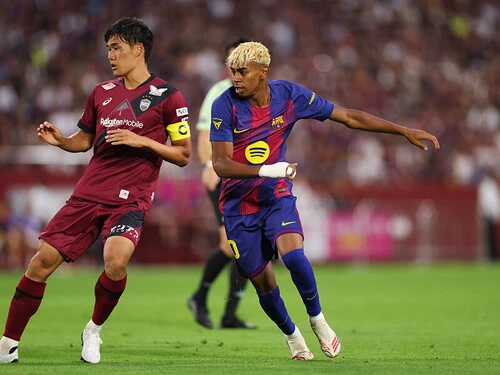 ヴィッセル神戸戦でボールを持つたびに歓声が沸いたラミン・ヤマルphoto by Naoki Morita/AFLO SPORT　