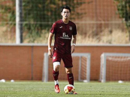 27日、プレシーズンマッチに初先発した中井卓大（レガネスＢ） photo by Mutsu Kawamori／MUTSUFOTOGRAFIA