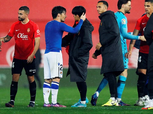 試合後、マジョルカの久保建英に近づいていったレアル・ソシエダのダビド・シルバ