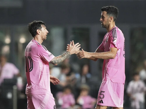 インテル・マイアミのチームメイト、リオネル・メッシと手を取り合うセルヒオ・ブスケツ photo by AP／AFLO